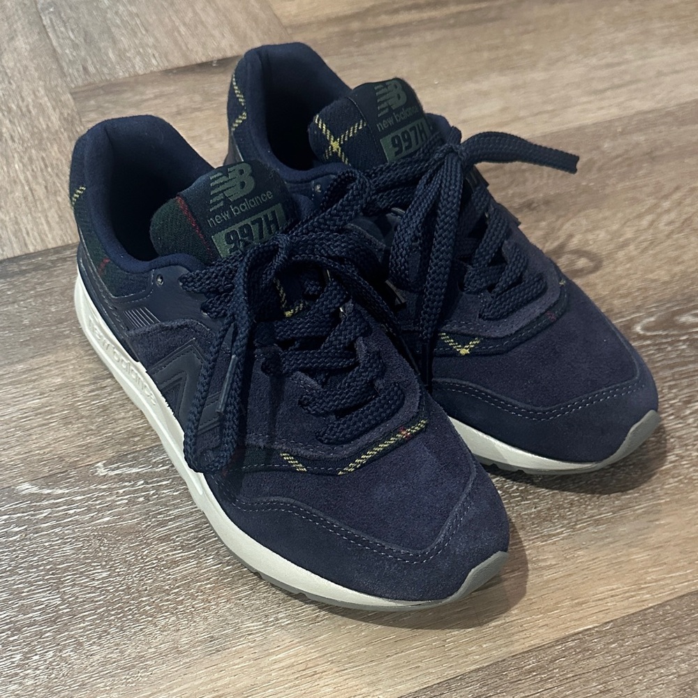 NWOT Kids New Balance Boys Dark Blue Sneakers, size 5